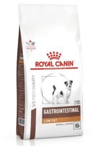 מזון מאוזן של רויאל קנין לכלבים מגזע קטן הסובלים משלשול, דלקות מעי ועוד. מעוצב בחום לבן עם תמונה של כלב.