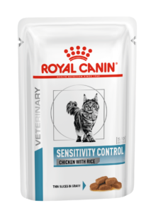 פאוץ' מזון מלא של רויאל קנין לחתולים בוגרים הסובלים מאלרגיה למרכיבים תזונתיים, מעוצב בכחול לבן עם תמונה של חתול.