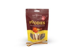 חטיף מקלות עוף ועור בקר לכלבים, מעוצב בסגול וצהוב.